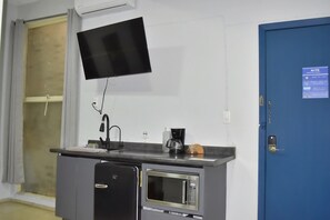 Een magnetron, een koffiezetapparaat/waterkoker, een broodrooster