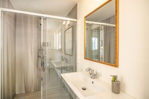 Shower, hair dryer, towels