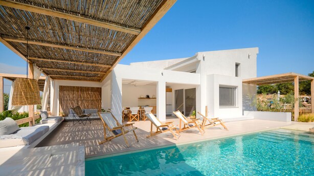 A modern house with a swimming pool, outdoor seating, and a pergola. - Escape to Aristi Dio – where nature meets luxury in Halkidiki (Olympiada)
