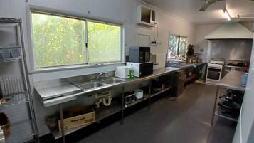 Refrigerador, microondas, horno y utensilios de cocina