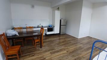 Studiosuite – classic, flere senger | Eget kjøkken | Kjøleskap, mikrobølgeovn, ovn og kjøkkenutstyr