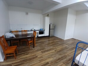 Studiosuite – classic, flere senger | Eget kjøkken | Kjøleskap, mikrobølgeovn, ovn og kjøkkenutstyr