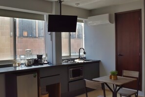 Microwave, coffee/tea maker, toaster, blender