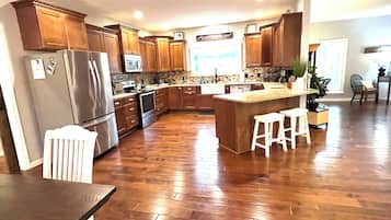 Geladeira, micro-ondas, fogão, cooktop