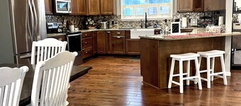 The Palmer Retreat on the Green-HotTub,SaltWaterPool,FirePit,Family,Events