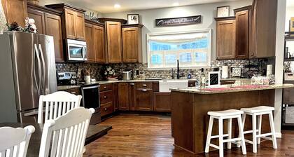 The Palmer Retreat on the Green-HotTub,SaltWaterPool,FirePit,Family,Events