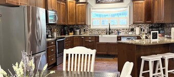 The Palmer Retreat on the Green-HotTub,SaltWaterPool,FirePit,Family,Events