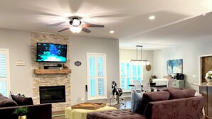 Una Smart TV, una chimenea, libros