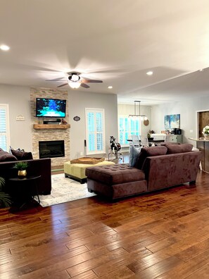 Smart-tv, eldstad och böcker