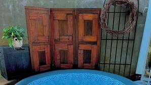Bañera de hidromasaje al aire libre