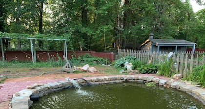 Charming 1-bedroom house in fabulous Fairfax with WiFi, AC, fitness room
