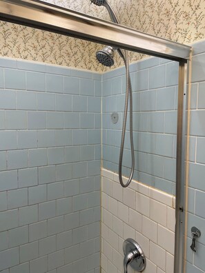 Sèche-cheveux, serviettes fournies, savon, papier toilette