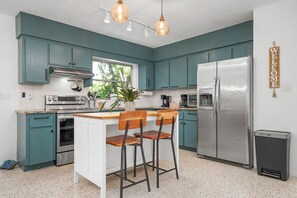 Fridge, microwave, oven, stovetop - ⚓Palma Sola Oasis!  Cozy tropical home w/ Putting Green & Hot tub minutes from AMI!⚓ (Bradenton)