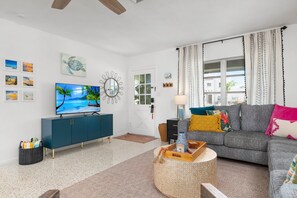 Smart TV - ⚓Palma Sola Oasis!  Cozy tropical home w/ Putting Green & Hot tub minutes from AMI!⚓ (Bradenton)