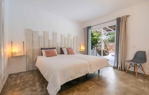 3 bedrooms, in-room safe, iron/ironing board, free WiFi