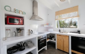 Fridge, microwave, oven, stovetop - Amazing home in Santa Eulalia des Riu (Santa Eulalia des Riu)
