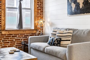 Living area - Rustic Retreat on The Hill (St Louis)