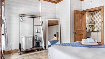 1 slaapkamer, een strijkplank/strijkijzer, gratis wifi, beddengoed