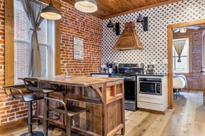 Kjøleskap, mikrobølgeovn, ovn og oppvaskmaskin