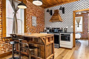 Fridge, microwave, oven, dishwasher - Rustic Retreat on The Hill (St Louis)