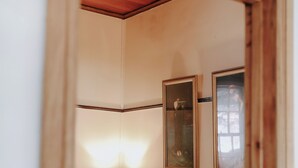 Ein Schlafzimmer mit einem Bett, einem Nachttisch, einer Lampe und zwei gerahmten Bildern an der Wand.