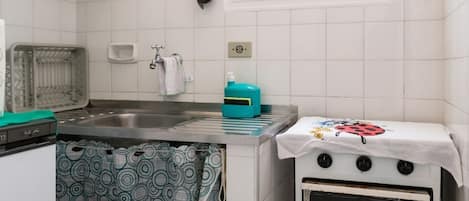 Microwave, oven, stovetop, cookware/dishes/utensils