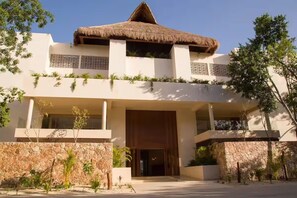 Exterior - Charming 1-bedroom condo in delightful Tulum with WiFi, AC, fitness room (Tulum)