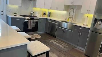 Réfrigérateur, four à micro-ondes, un four, surface de cuisson