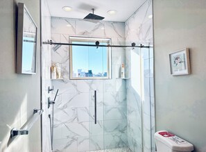 Dusche, Haartrockner, Handtücher, Seife