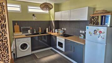 Kühlschrank, Mikrowelle, Ofen, Herdplatte