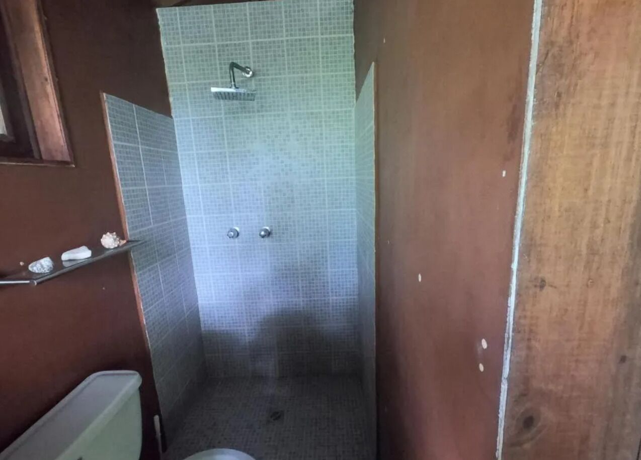 Douche, serviettes fournies, savon, papier toilette