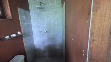 Douche, serviettes fournies, savon, papier toilette