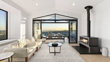 Smart TV, fireplace