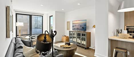 Smart TV, fireplace
