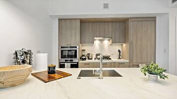 Réfrigérateur, micro-ondes, four, plaque de cuisson