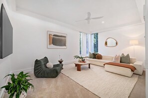 Smart TV, books - Modern Beach Haven, hot Tub and Sauna ,6 minutes to beach or Market

 (Salamander Bay)