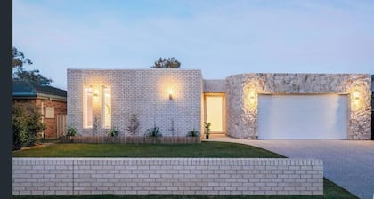 Modern Beach Haven, hot Tub and Sauna ,6 minutes to beach or Market