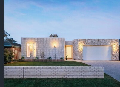 Modern Beach Haven, hot Tub and Sauna ,6 minutes to beach or Market