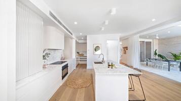 Frigorifero, microonde, forno, piano cottura