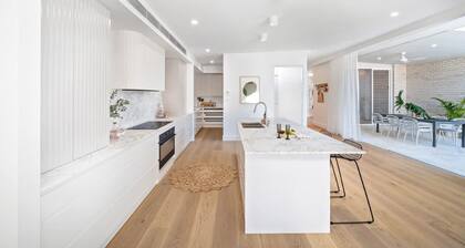 Modern Beach Haven, hot Tub and Sauna ,6 minutes to beach or Market