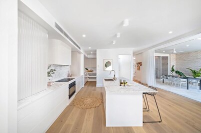 Modern Beach Haven, hot Tub and Sauna ,6 minutes to beach or Market

