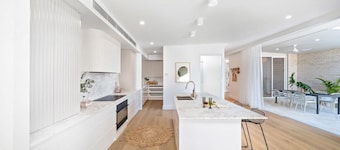 Modern Beach Haven, hot Tub and Sauna ,6 minutes to beach or Market