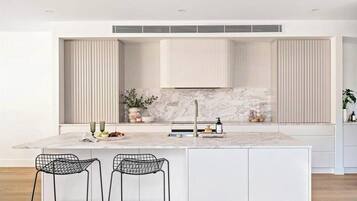 Réfrigérateur, micro-ondes, four, plaque de cuisson