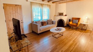 Fireplace - Lovely Home on Museum Hill-walk to Plaza/Canyon Rd (Santa Fe)