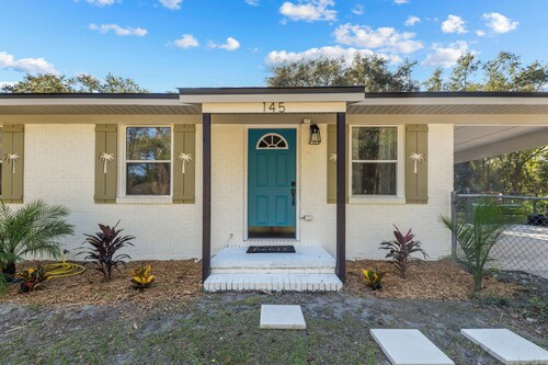 Stay at Panacea Palms, a charming 3/2 less than 1 mile from local boat ramp!!