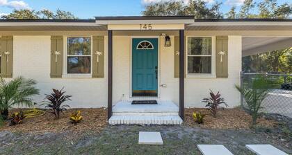 Stay at Panacea Palms, a charming 3/2 less than 1 mile from local boat ramp!!