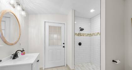 Stay at Panacea Palms, a charming 3/2 less than 1 mile from local boat ramp!!