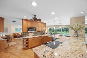 Kaffetrakter/tekoker, brødrister og spisebord