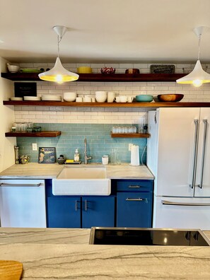 Réfrigérateur, four, plaque de cuisson, lave-vaisselle