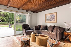 Smart TV, fireplace, table tennis, books - ༄Adorable༄ 4 bedroom home with Pool & more (Los Angeles)